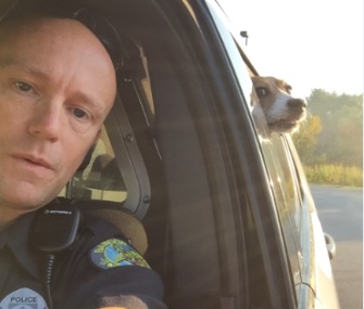 Police officer selfie with Beauregard the Beagle