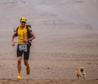 Gobi runs alongside Scotland's Dion Leonard during a 155-mile race in China.