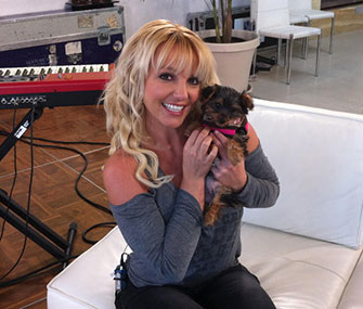 Britney Spears poses with her new puppy, Hannah.