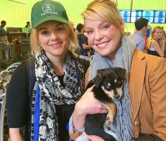 Actress Katherine Heigl met E! News correspondent Ali Fedotowsky at the airport in L.A. to help with the puppies she brought home from Sochi.