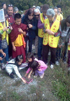 children getting ready to release turtles