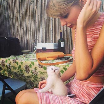 Taylor Swift and her cat Olivia Benson
